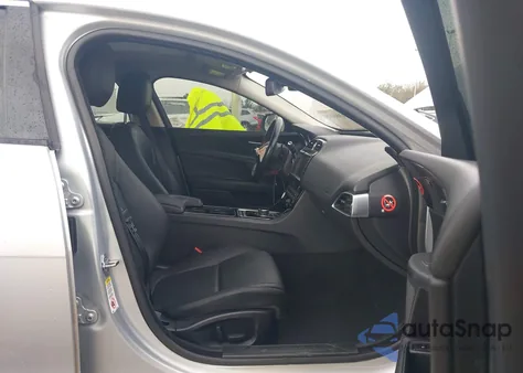 2017 Jaguar Xe z USA, uszkodzony, nr VIN SAJAD4BG7HA961082